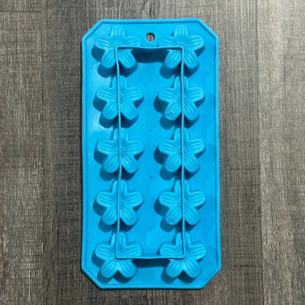 💞 Blue Flower-Shaped Silicone Ice Cube Tray